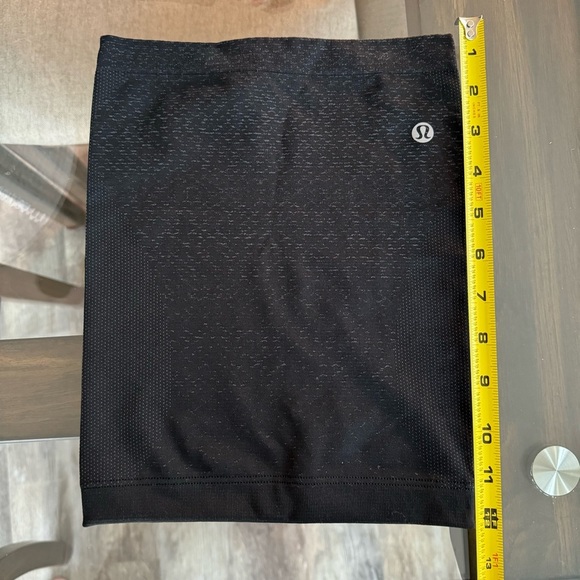 NWOT! Lululemon Seamless Neck Gaiter - One Size Color: Black/Asphalt Grey - Picture 2 of 4